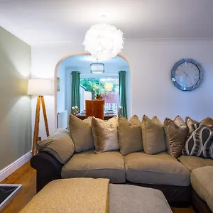 Beautiful House In South Cambridge, 14-min Drive To The City Centre, Free Parking, No Sofabeds, Sleeps 6 Holiday home