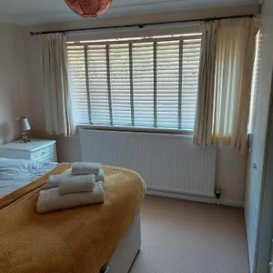 Spacious 3 Bdr House With Private Parking Spaces - Families- Corporate Groups Holiday home